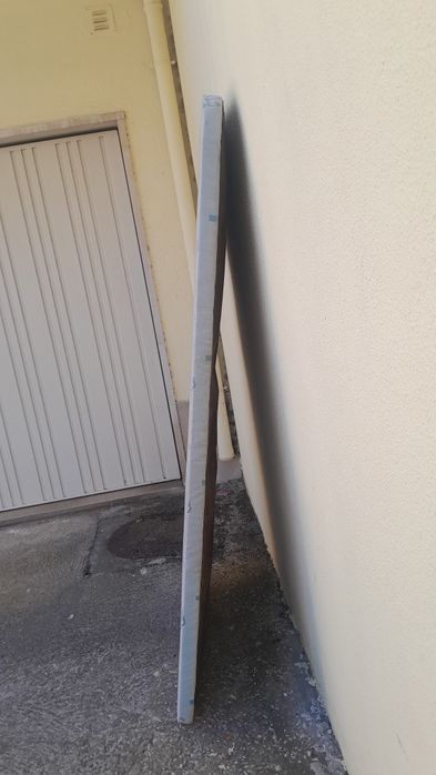 Um Estrado de casal 1.88x1.38mts e um solteiro