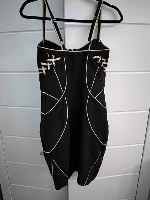 Fashion Nova koktajlowa czarna ze złotym tuba modelująca  r. S