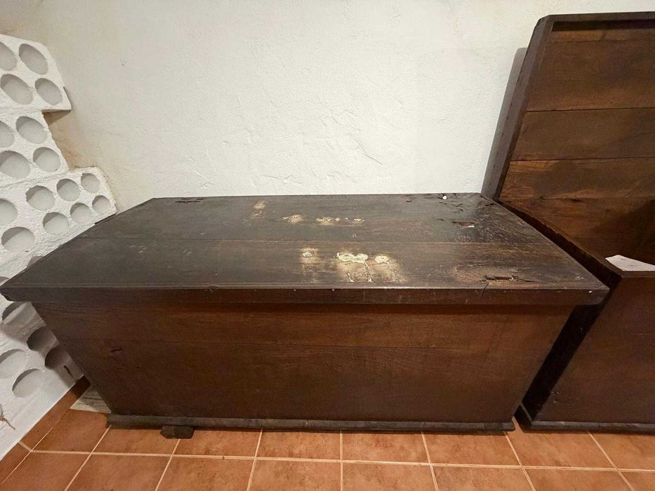 Arca em Castanho Maciço