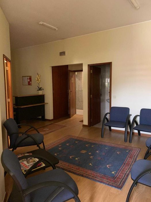 consultório médico escritório secretária cadeiras mesa marquise