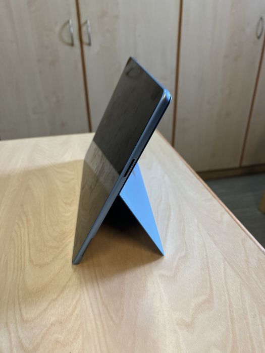 Microsoft Surface Pro 9 8GB RAM 256GB SDD Szafirowy