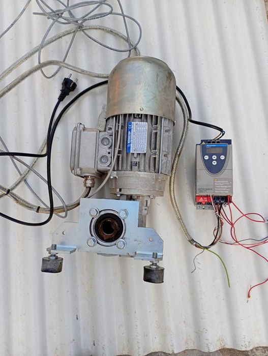Motor elétrico com caixa redutora e comando