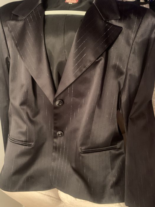 Blazer preto acetinado, com fio pratedo.