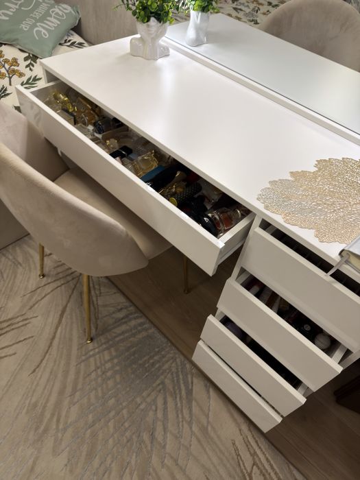 Toaletka z krzesłem