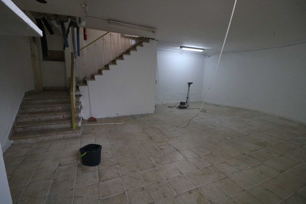 Loja de Esquina com 2 Frentes e Grande Montra – Estefânia / Arroios