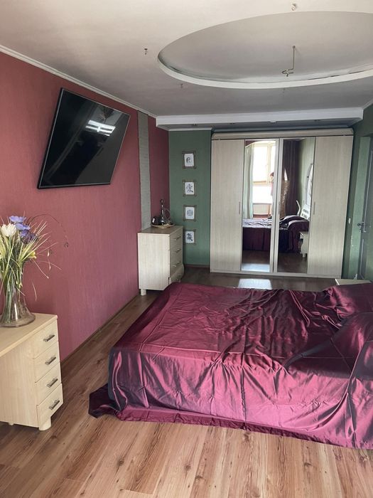 Продаж великої, дворівневої квартири на Митниці.