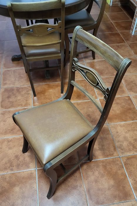 Mesa de jantar em madeira extensível + 4 cadeiras