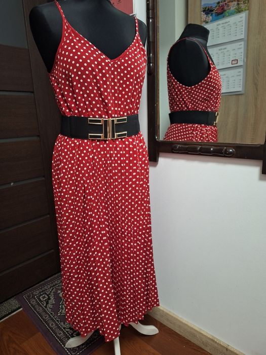 Elegancka sukienka czerwona w grochy.