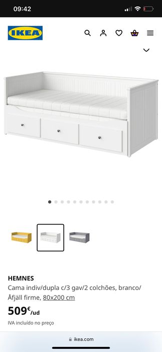 Um sofá, uma cama individual, uma cama de casal e arrumação