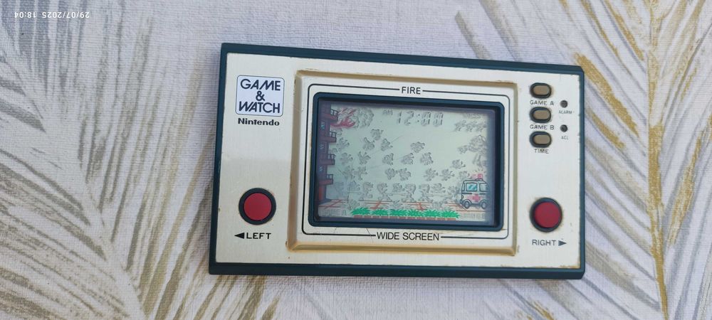 FireGame & watch  da  Nitendo 
Original da década de 80.