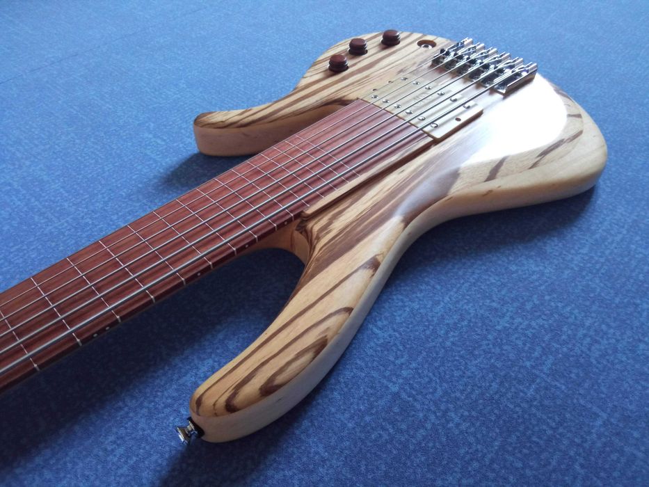 Gitara basowa fretless 6 strun