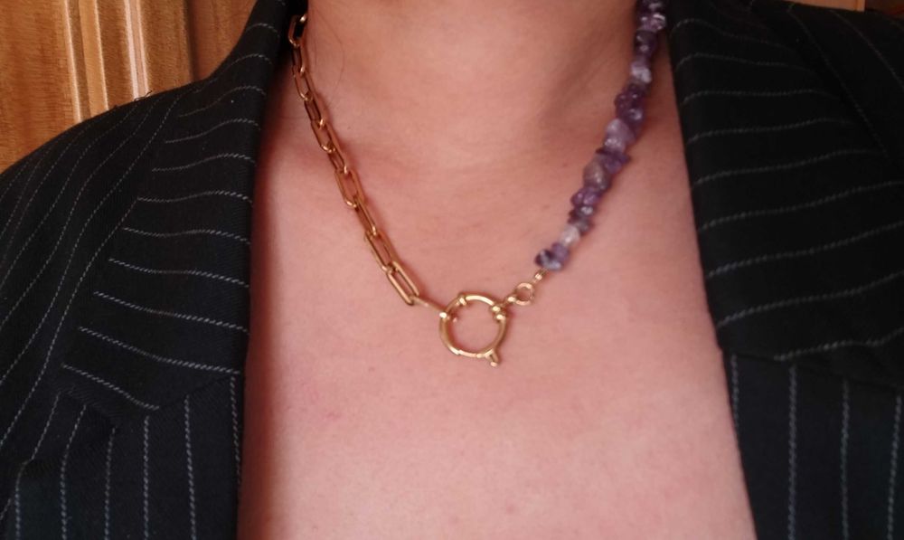 Colar de aço  dourado com pedras 8,50 € cada   |   5 Colares 35€