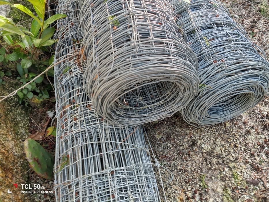 Rolos de arame tem 50/60 metros cada um.