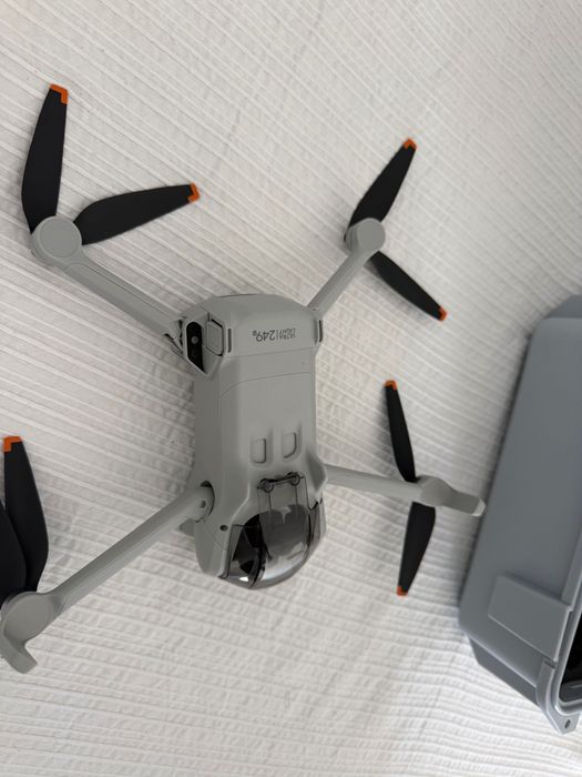 DJI Mini 3 + DJI RC (comando com ecrã) com poucas horas de uso.