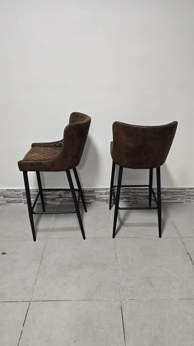 Mesa alta com 2 bancos