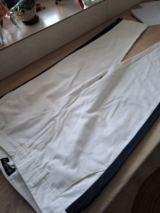 Białe rurki z czarnym lampasem Bodyflirt