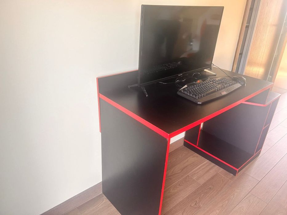 Mesa gamer preta e vermelha com compartimentos espaçosos
