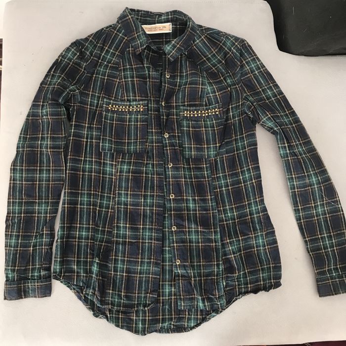 ROUPA MULHER - Várias camisas, blusas e casacos