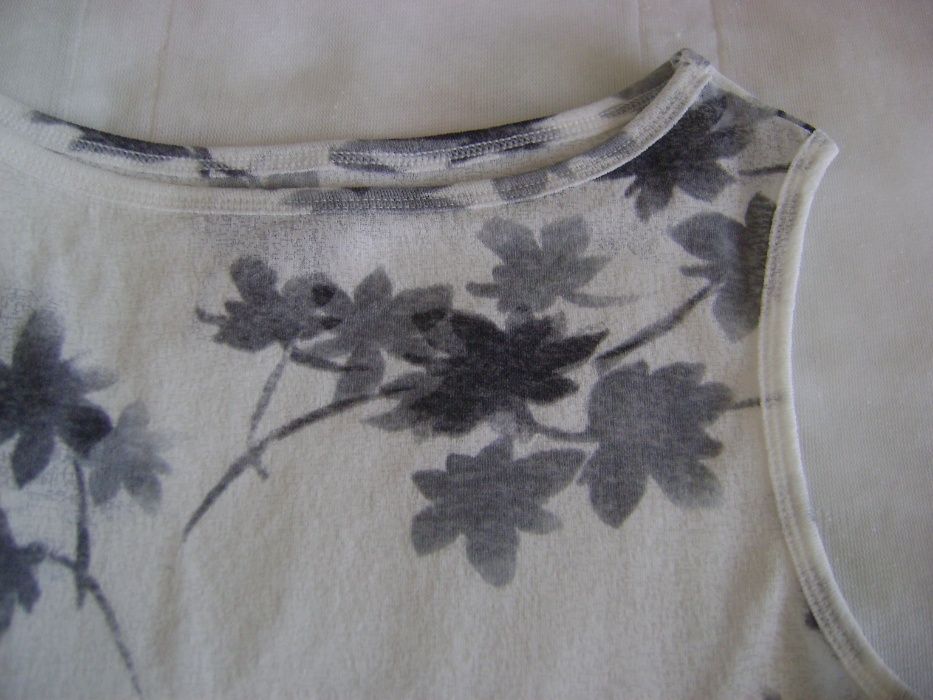 Camisola branca com flores cinzentas