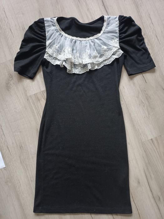 Sukienka z kołnierzem koronkowym rozm. S