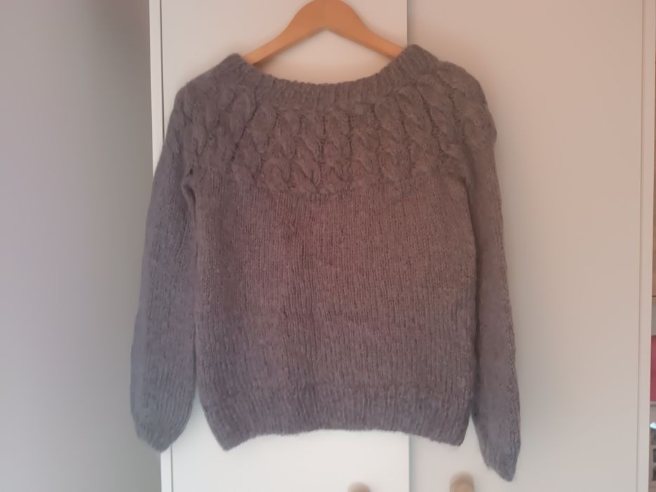 Szary sweterek miękki