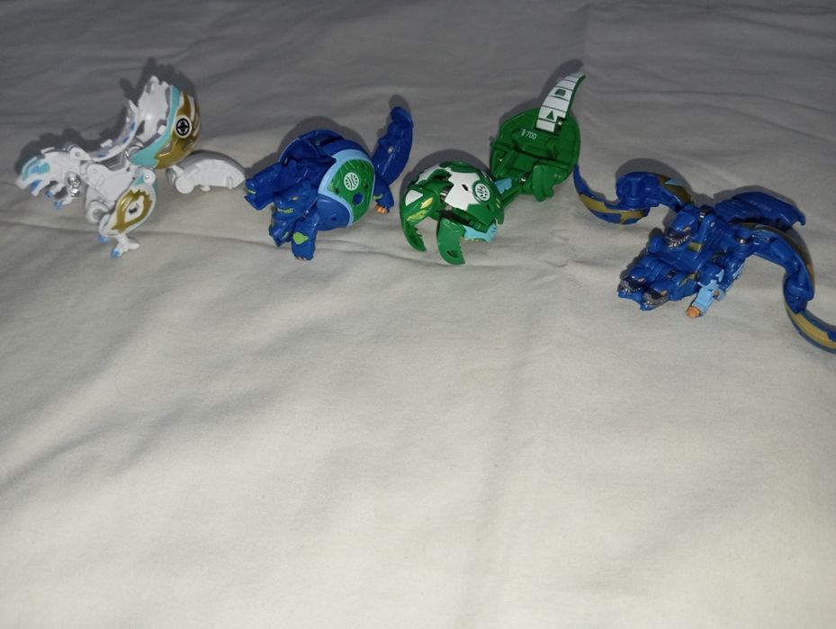 Pack Bakugan - 23 Bakugan + 1 Grande + Cartas de jogo