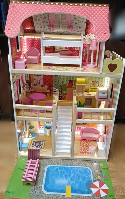 Продам кукольный домик.