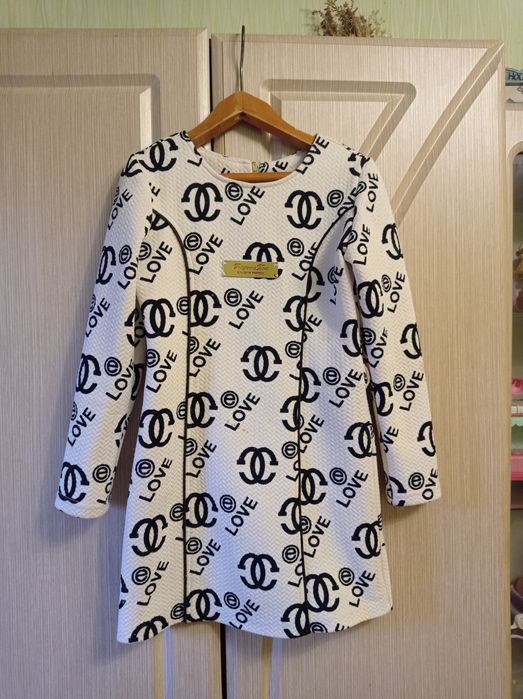 Нарядный, святковий костюм девочке 7-8 лет.