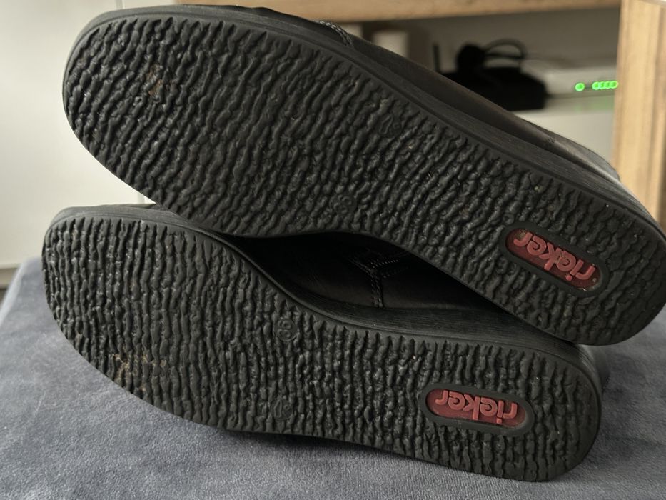 Damskie skorzane botki Rieker ocieplane owczą wełną.