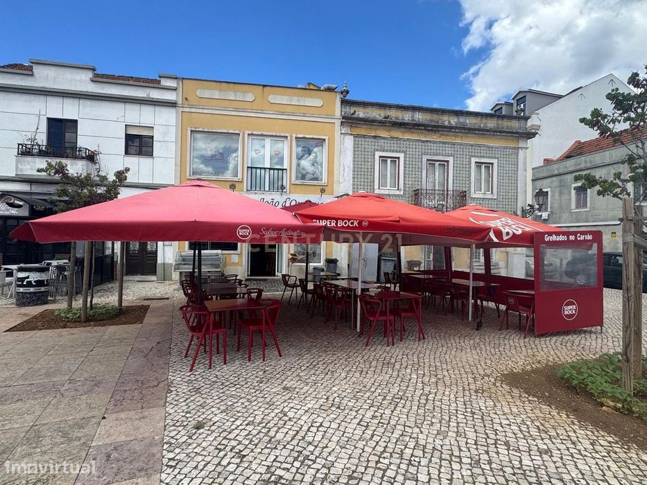 Renowned Restaurant Next to Seixal Bay