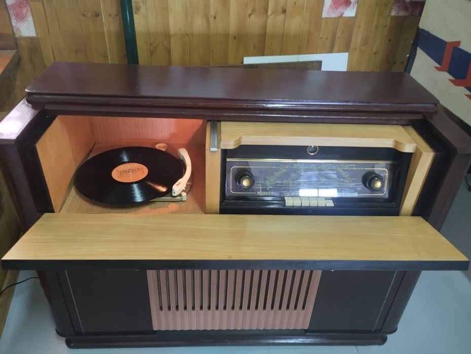 Móvel rádio e gira discos a funcionar