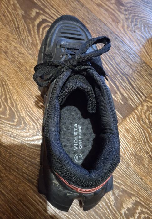 Продам женские кроссовки лето/весна/теплая осень 25,5-26 см