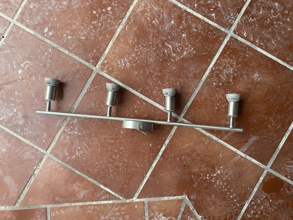 Candeeiro de tecto com 4 focos led