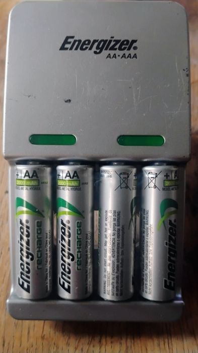 Akumulatory + ładowarka Energizer
