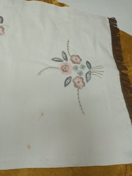 2 Panos de Sala em Linho caseiro, bordados à mão,  lindíssimos.
