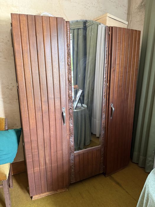 Conjunto de mobiliário para quarto de madeira dos anos 70: cama de casal, 2 mesas de cabeceira, roupeiro com espelho, cómoda com espelho e 2 cadeiras