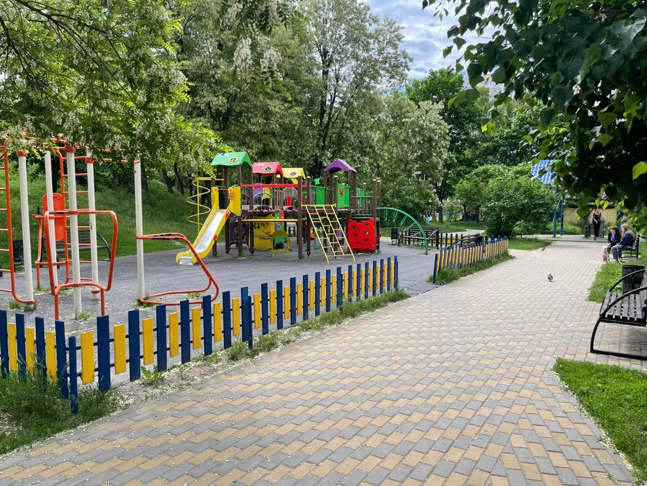 Затишна квартира в цегляному будинку біля метро