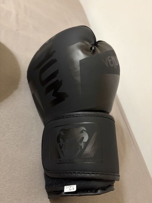 Luvas de Boxe/Kickbox Venum Preta 12 oz