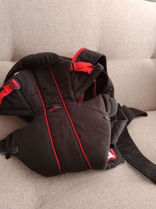 Nosidełko Baby Bjorn  czarne z czerwonymi dodatkami na wzrost od 53 do