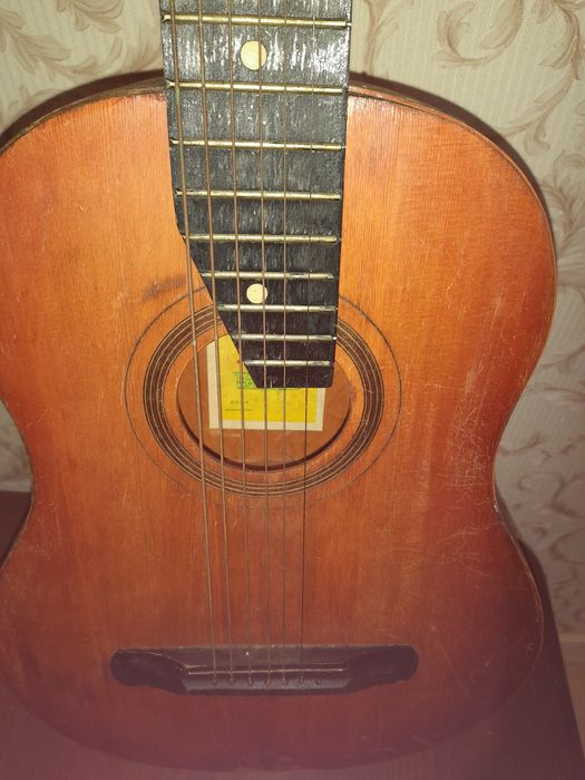 Продам старинную гитару.