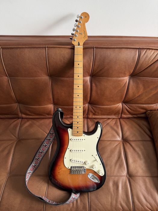 Fender Stratocaster Sunburst c/ Maple Neck