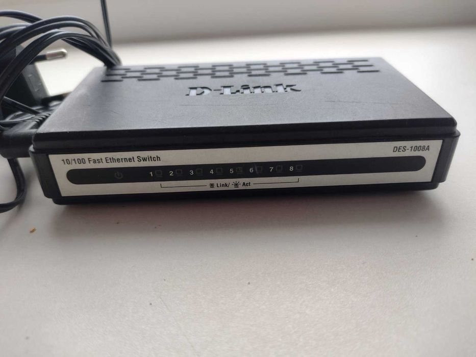 Продам комутатор ХАБ D-Link DES-1008A