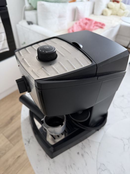 Кавоварка DeLonghi EC 156.B / Надійна ріжкова еспресо-машина