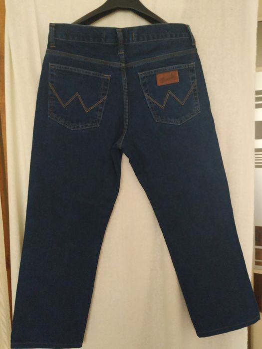 Джинсы темно- синего цвета