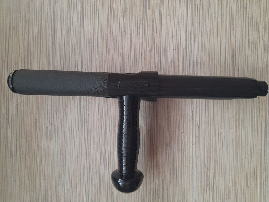 Pałka policyjna baton.