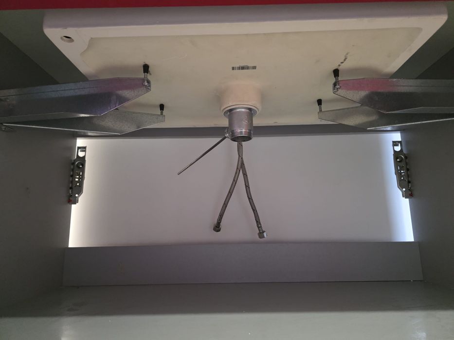 Movel com pia e espelho