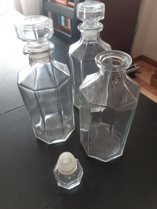 Conjunto de garrafas e copos