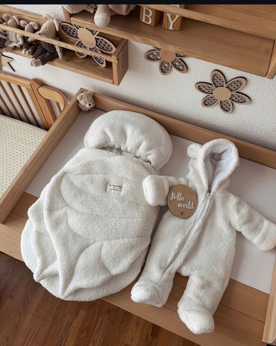 Конверт та комбінезон на виписку ( комплект) для новонароджених.