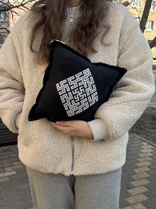 Подушка з вишивкою