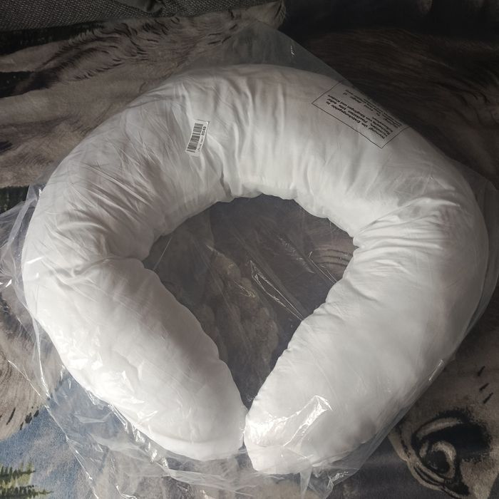 Poduszka,do karmienia piersią i odpoczynku w kształcie rogala.